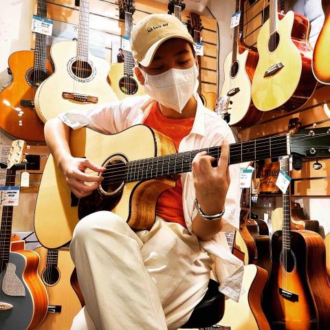 文老師 - 為學生試琴時學生拍的照片