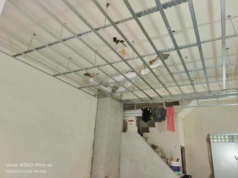 富井 - 天花板暗架使用鐵件骨架不怕白蟻侵擾，糞管包覆吸音棉，不怕客人在客廳會聽到沖水聲