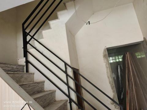 富井 - 烤漆削光黑鐵件扶手乾淨利落