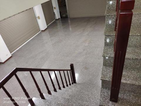 富井 - 樓梯現代化的櫸木扶手，不像之前做的巨無霸的木扶手，簡約又不差現代感