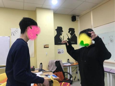 陳小姐 - 實體課程實況!
利用「超級比一比」等等的遊戲,幫助學生記憶單字,更提升課程整體學習氛圍.