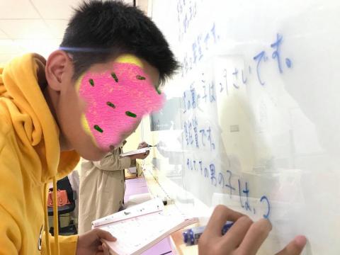 陳小姐 - 實體課程實況!
適時讓學生們離開座位,在黑板做練習,幫助學生維持專注力.