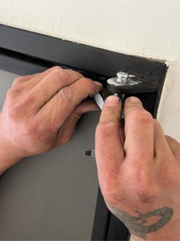 允鑽企業社 - 大門絞鏈維修