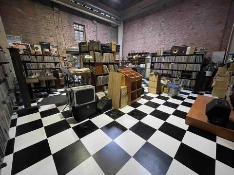 聖辰地板設計(塑膠地板代工達人賴桑) - 美式酒吧黑白配PVC地板 聖辰地板設計(塑膠地板代工達人賴桑) - 美式酒吧黑白配PVC地板