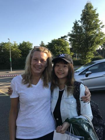 Veronica  - 去英國交換時和homestay家人的合照