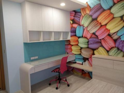 崴珵視覺工程有限公司 - 吊書櫃的收納設計，充分利用上空區域，不會到處堆疊也讓桌面保持整潔明亮