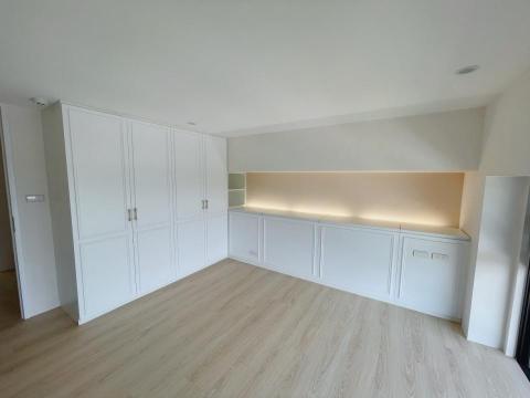 崴珵視覺工程有限公司 - 衣櫃結合床頭，搭配槽燈根金屬配件打造潔白微奢華的臥室風格