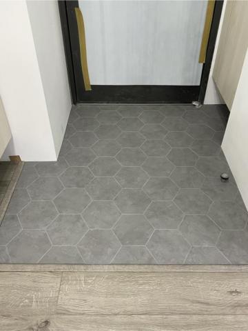 聖辰地板設計(塑膠地板代工達人賴桑) - 小六角PVC地板 聖辰地板設計(塑膠地板代工達人賴桑) - 小六角PVC地板