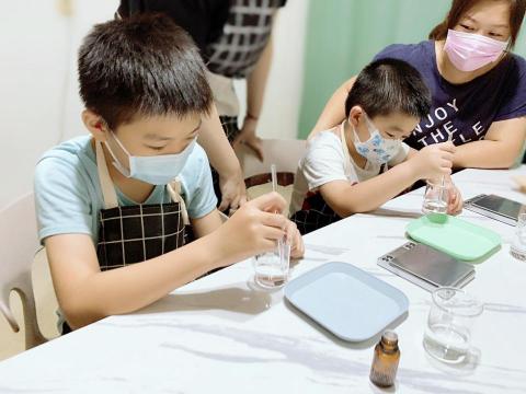 芬芳為美手作坊 - 親子／成人精油香水體驗