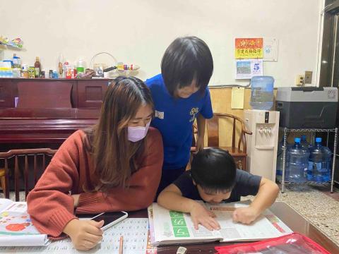 謝幸恩 - 英文家教結束後，學校功課也順便陪孩子完成