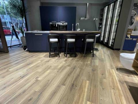 聖辰地板設計(塑膠地板代工達人賴桑) - 西班牙??ROCA高級衛浴展示間選用Soliboard 強韌硬板卡扣防水地板T625簡約時尚美式風 聖辰地板設計(塑膠地板代工達人賴桑) - 西班牙??ROCA高級衛浴展示間選用Soliboard 強韌硬板卡扣防水地板T625簡約時尚美式風