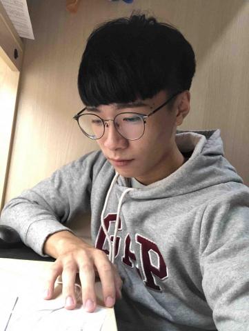 提供電子琴架子服務的專家謝睿辰