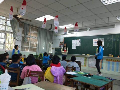 徐子晴 - 大鵬國小教學,科目為英文