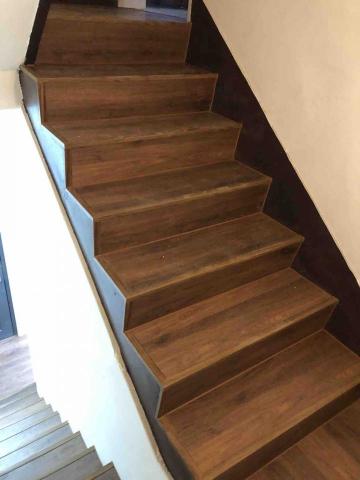 鍾秉勳 - 樓梯 木地板