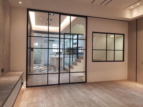 愛家裝潢設計工作室 - 客廳及走道區鋁框推拉門設計