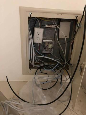 向山監控系統有限公司 - 弱電箱整理前