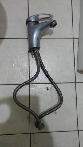 何嘉商 - 舊有洗臉盆水籠頭 何嘉商 - 舊有洗臉盆水籠頭