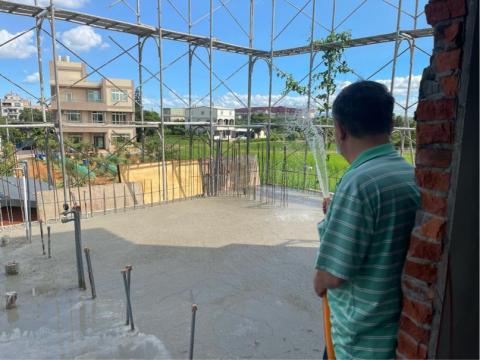 鴻凖營造股份有限公司 - 灌漿完成，灑水養護