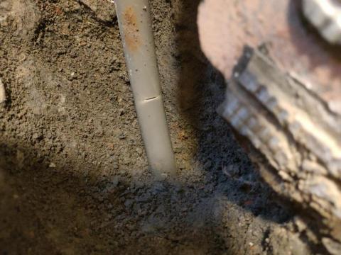 裕大防水工程 - 水錶轉不停,水管破裂施工前 裕大防水工程 - 水錶轉不停,水管破裂施工前