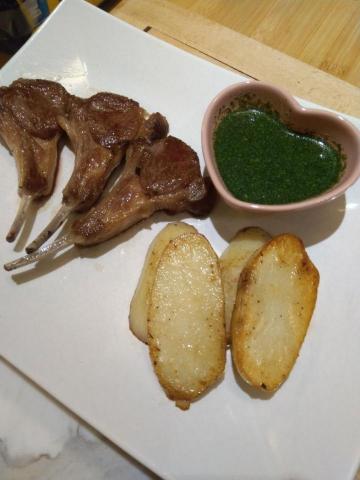 Sophie廚坊 - 法式羊小排佐薄荷醬，蒜味薯片