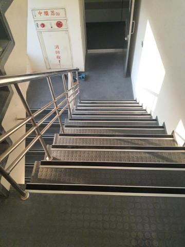 精工匠企業社(統編)91470157 - 陽明海運樓梯止滑條安全美化裝修工程