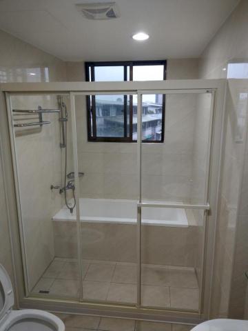 閎富鋁業有限公司 - 安裝淋浴拉門（玻璃5光強）