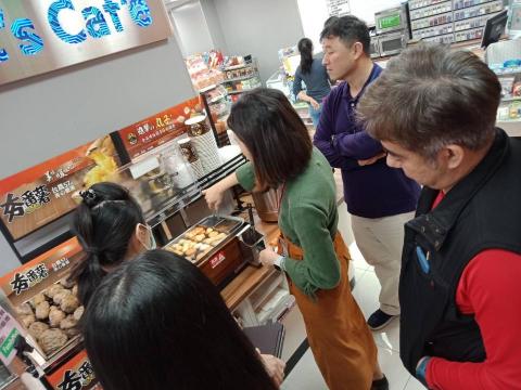 Janice 營養師 - 實際帶學生走一趟超商，學習如何看食物標籤，避免走入食物的美味陷阱當中