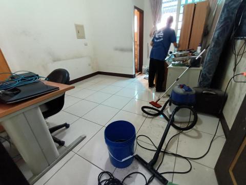 潔可靈 - 套房清潔中