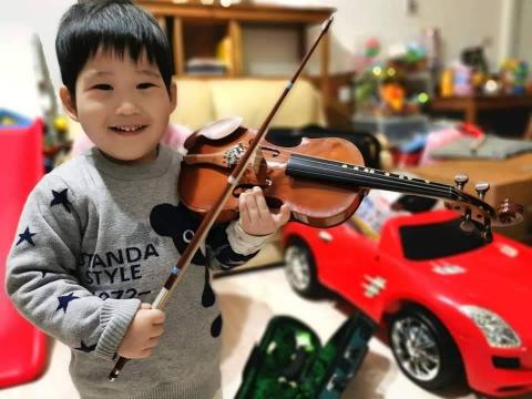 張嫚嫚 - 4歲小男孩 
學琴到目前為止3個月
練習聽力 姿勢 音感