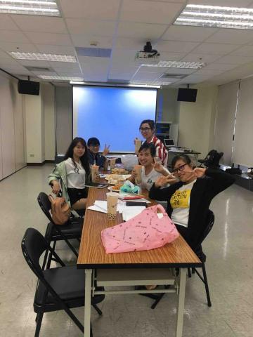 曉宣 - 給學生上中文課