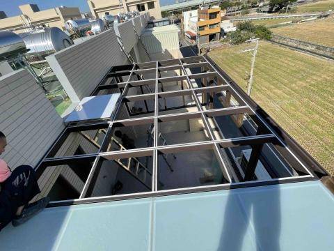 豪品工坊 - 4樓不銹鋼粉體咖啡色採光罩-1.前置作業貼緩衝止滑防震單面泡綿膠