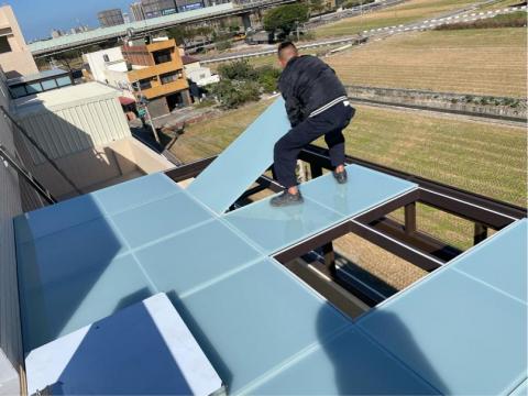 豪品工坊 - 4樓不銹鋼粉體咖啡色採光罩-2.鋪玻璃（玻璃為5/mm光強化+5/mm光白膜膠合玻璃）