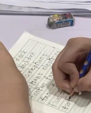 古昕倫 - 教學過程照片
自製學習單、蒐集簡單會話影片等教材幫助孩子學習生活英文
