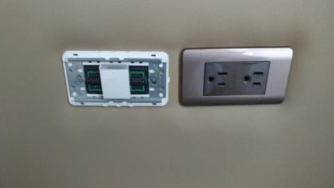 何嘉商 -  何嘉商 -