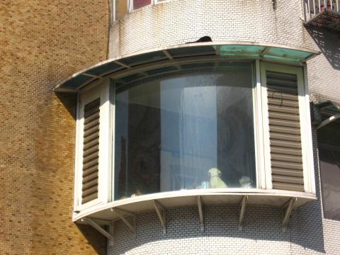 曉陽清潔社 - 2樓外牆玻璃簡易清洗.價1000