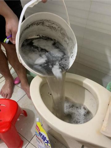 良鑫水電維修服務 - 冷氣清理下來的髒東西