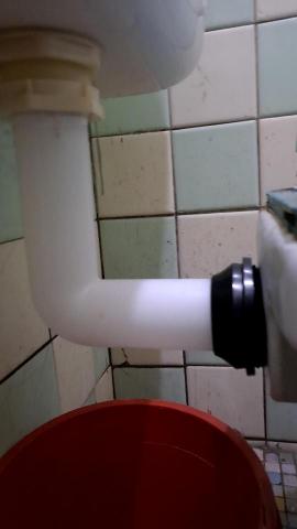 林志成 - 水箱及馬桶座連通管更換