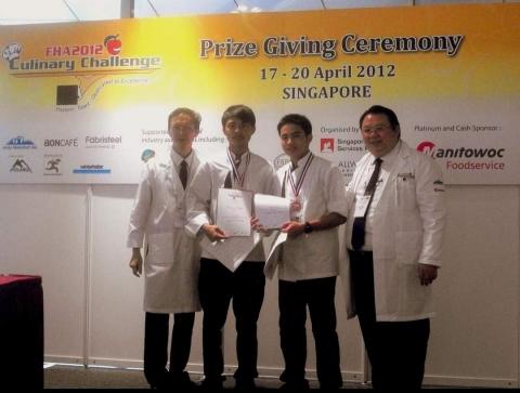 謝孟學 - 國際賽事頒獎留念。