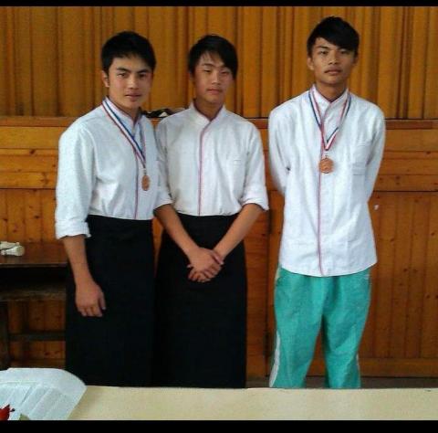 謝孟學 - 受邀高職學校內演講與實作果雕,同學合照。