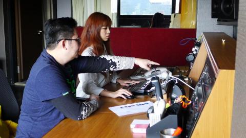 Jeannie Hung - 與客戶錄音中