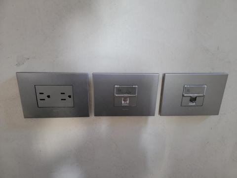 建傑水電 - 進口插座、弱電安裝