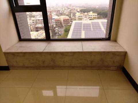 黃嘉文 - 利用床台邊的空間做一兼具收納功能的臥蹋