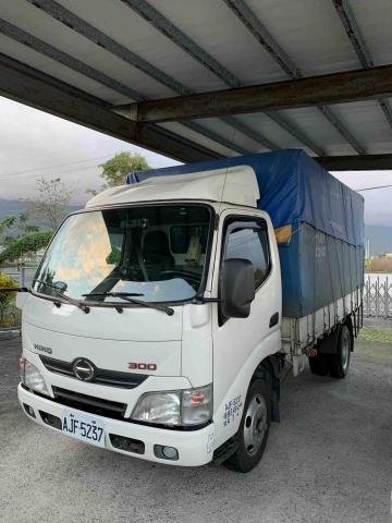 王韋恩 - Hino 300 載運貨物的好夥伴