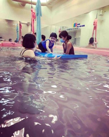 專業兒童職能治療師 - 水中遊戲知多少？
來來來！沒說你一定不知道，水裡的遊戲真的非常多唷
讓孩子一步步不怕水，到喜歡在水裡挑戰任務
這樣的過程其實不困難唷
一起與孩子進步吧！