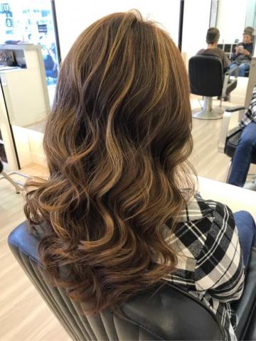 台中逢甲髮型師&bull;Win｜霧面髮色｜線條染｜漸層染｜縮毛矯正｜ - 歐美手刷染