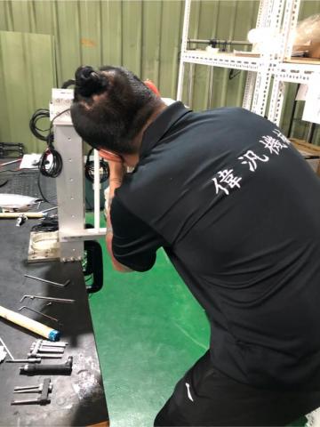偉汎機械國際有限公司 - 進行安裝，精密調整