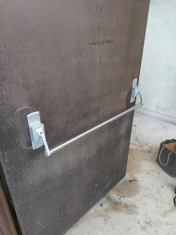 百繕 氣密窗 - 逃生門下壓式把手更換