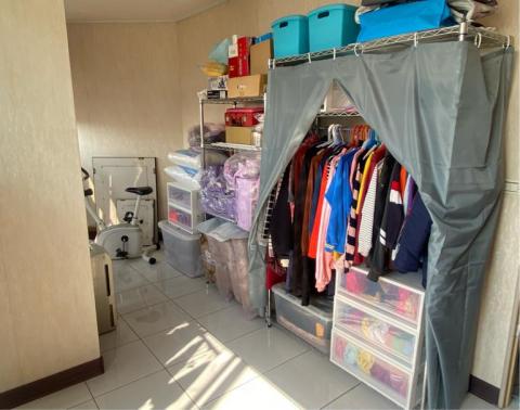 整理師亞希（AKY) - 經過10小時大工程，斷捨離後留下真正會使用到的，動線上也稍做調整，再以收納抽屜來為衣服做擴充，看起來較爲整齊統一，乾淨明亮的地板也出現了！撒花～～～