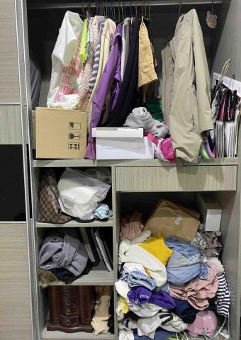 整理師亞希（AKY) - 小型倉庫的概念，個人衛生備品、雜物和衣服通通塞進衣櫃裡，右下角的收納方式讓人經常找不到要穿的衣服