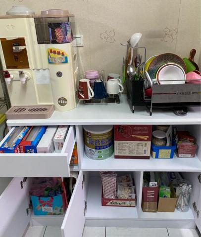 整理師亞希（AKY) - 汰換老舊不堪使用的櫃子後，調整ㄧ下上方使用動線，再將物品集中分類，找到他們各自的家，ㄧ眼就知道各種備品量有多少了。
